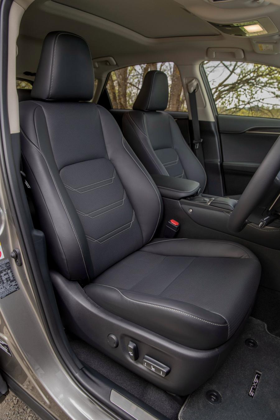 Интерьер Lexus NX300h 2017 года  (AU) (фото 14 из 20)
